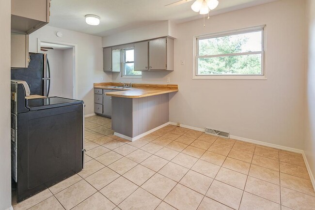 Building Photo - 677 Monte Vista Rd