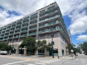 Building Photo - 910 W Madison St