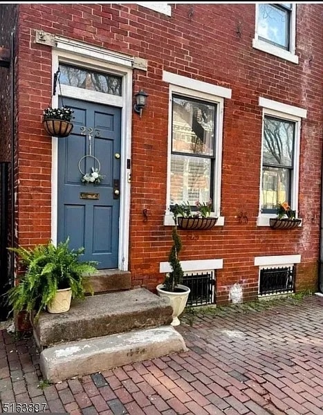 Townhouse Exterior - 223 Jackson St