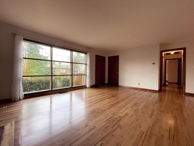 Foto del edificio - Charming Mid-Century Ranch with Large Yard and Attached Garage