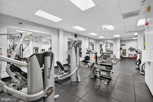 Foto del edificio - 5500 Friendship Blvd