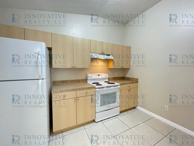 Building Photo - 2 Bedroom, 2 Bath Duplex with 1 Car Garage...