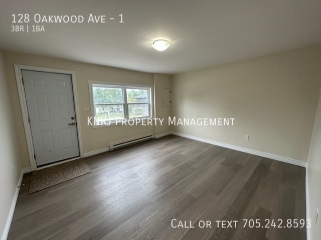 Building Photo - Three Bedroom Main Floor Apartment