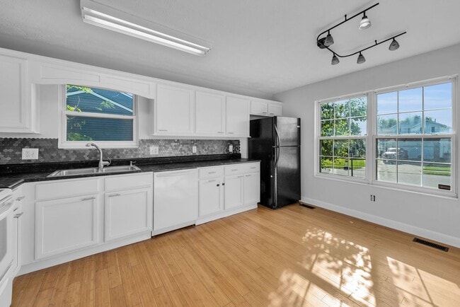 Building Photo - Lebanon- Beautiful 3 bed 2.5 bath home
