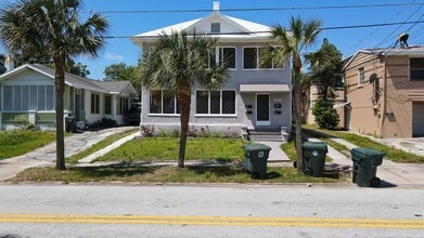Building Photo - 212 S Oleander Ave