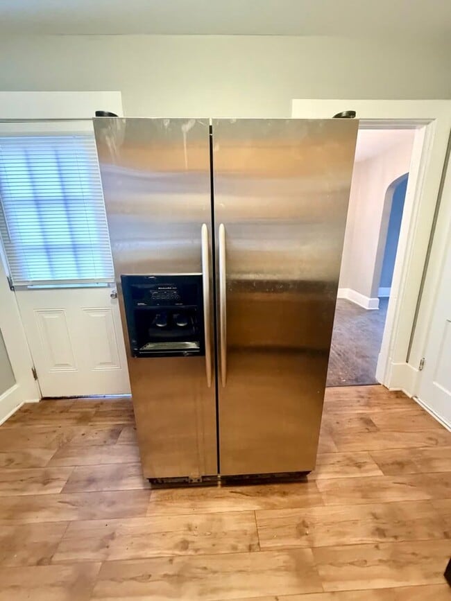 Building Photo - 1422 N Limestone