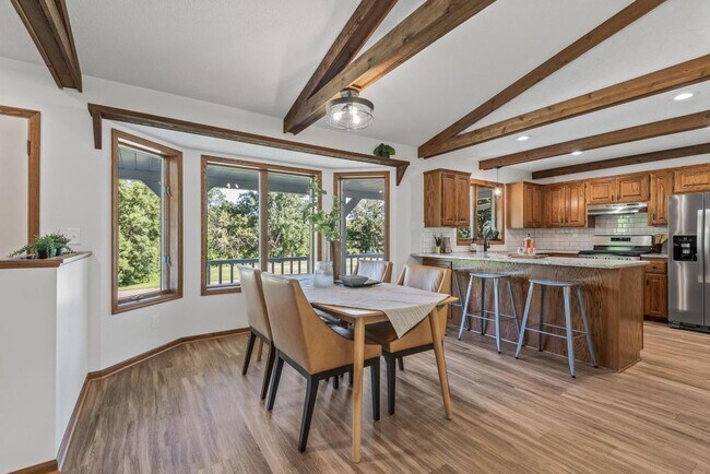 Foto del edificio - 833 Tyrol Ln