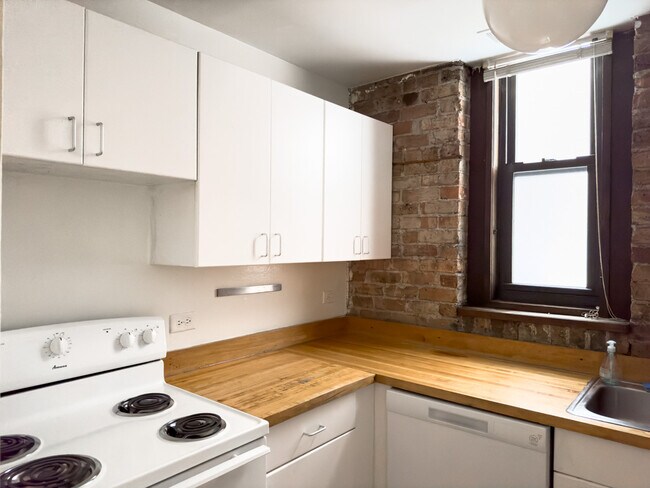 Building Photo - 2906 Broadway