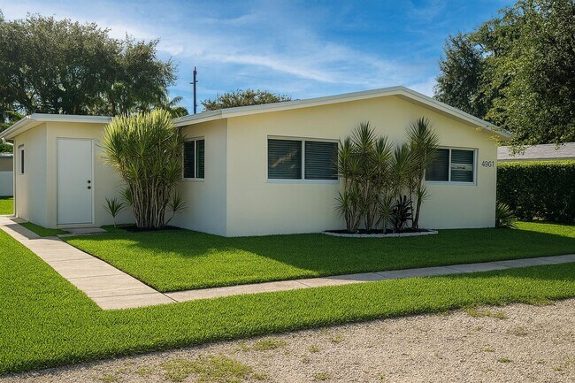Building Photo - 4961 SW 28th Terrace