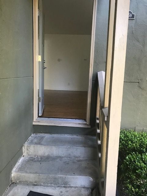FRONT ENTRY - 2859 Alma St