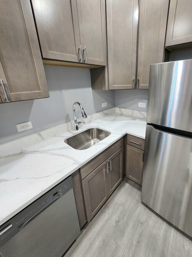 Foto del edificio - 3750 W Irving Park Rd