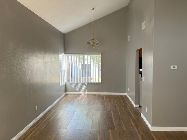 Foto del edificio - Spacious 3 bed, 2 bath, 2 car garage, 2 st...