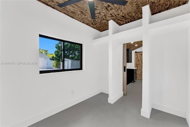 Foto del edificio - 889 NW 102nd St