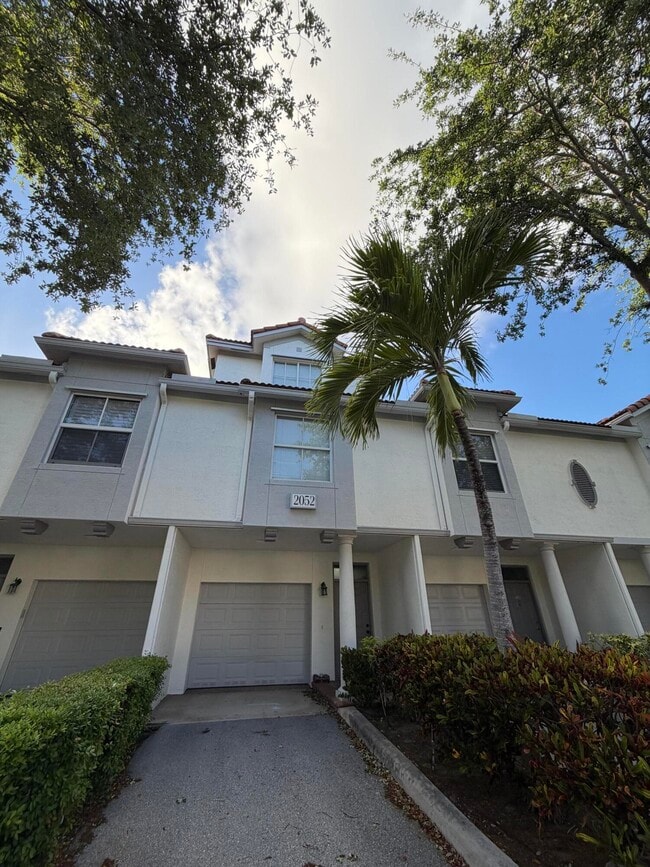 Foto del edificio - 2052 Alta Meadows Ln