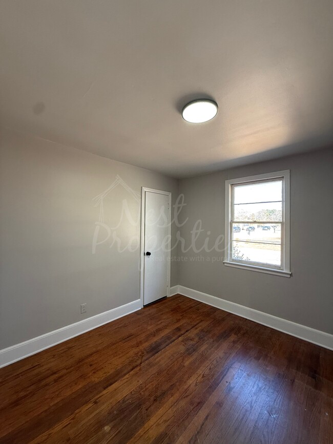 Building Photo - 921 Woodland Dr