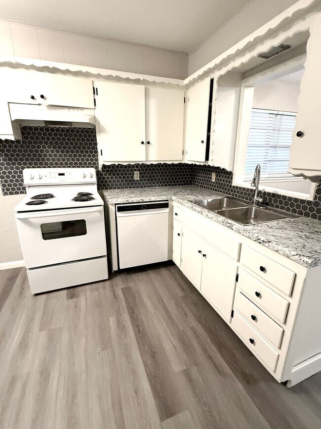 Building Photo - Updated 3 bedroom Near SWOSU $1.200/month