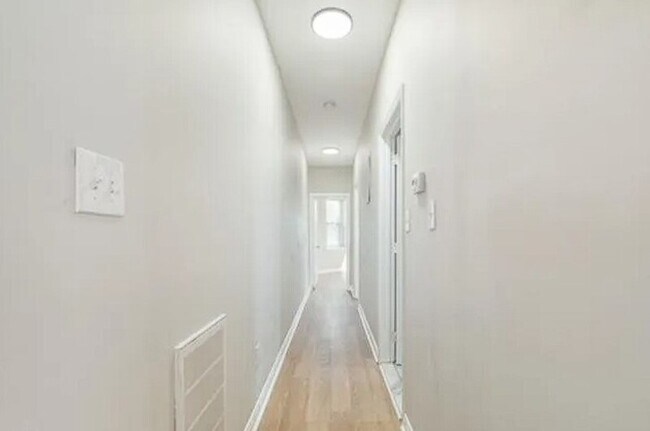 Building Photo - 1422 W Girard Ave