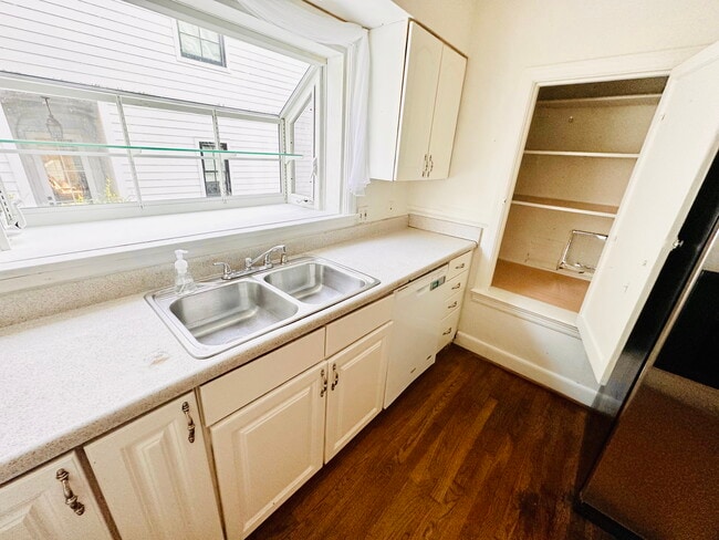 Kitchen with pantry - 318 W Glenwood Dr