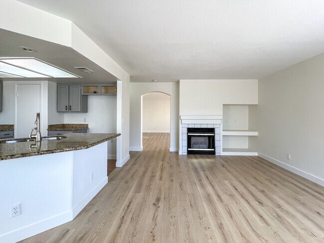 Building Photo - 4 bed 3 car garage in Summerlin