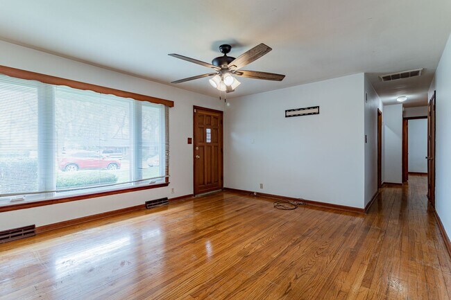 Foto del edificio - 3 bedroom, 1 bath ranch home! Close to I-74, on the local MTD bus line!! - Available 05/01/2026
