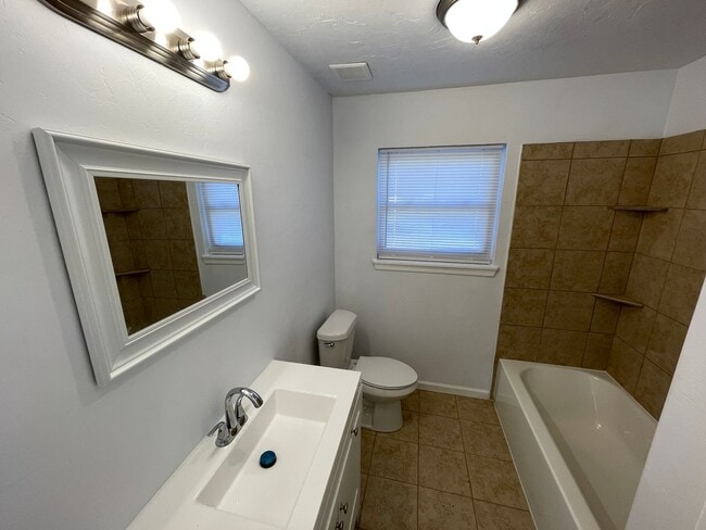 Building Photo - 4 bed 1.5 bath converted garage! Section 8...