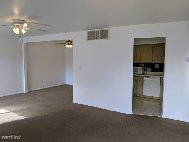 Building Photo - 2 br, 2.5 bath Townhome - 105 Michaels Ct