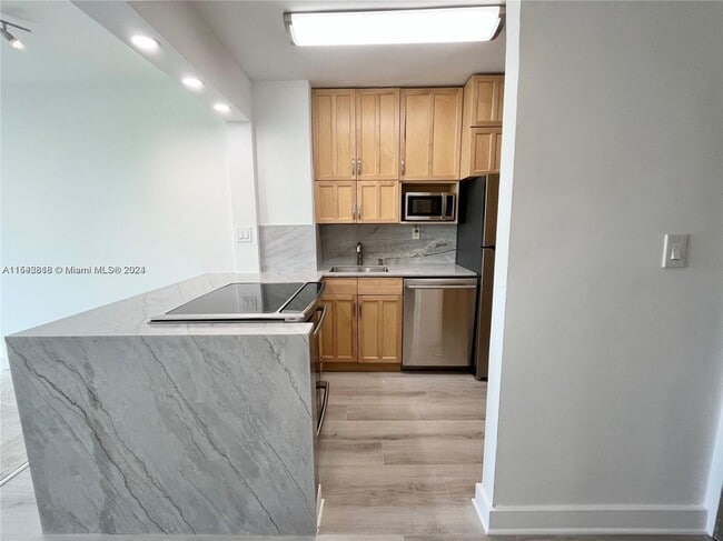 Building Photo - 2899 Collins Ave