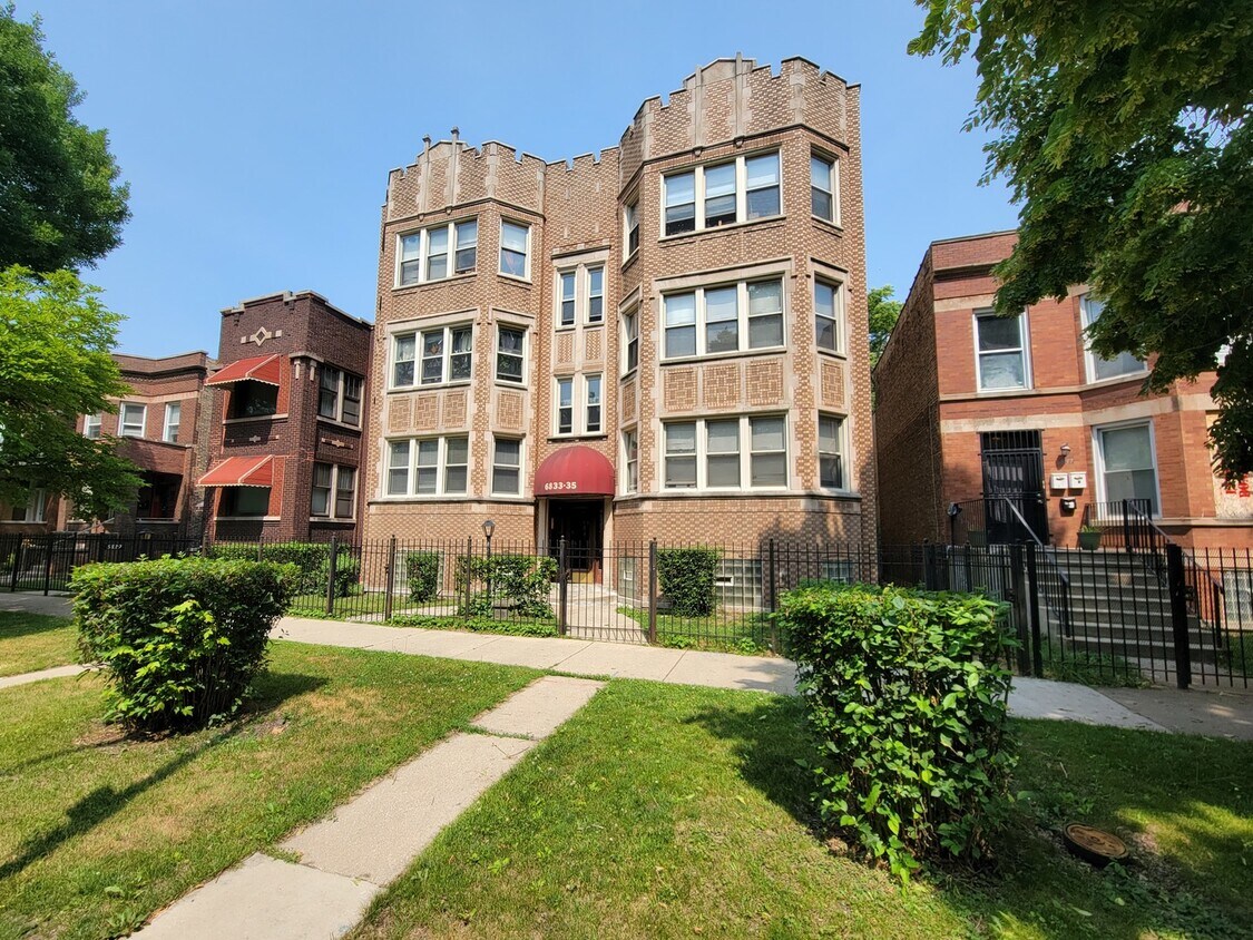 Foto principal - 6833 S Indiana Ave