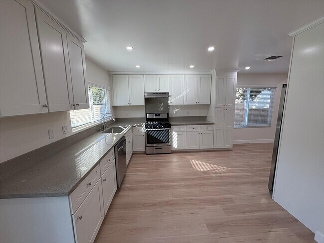 Foto del edificio - 23260 Forest Canyon Dr