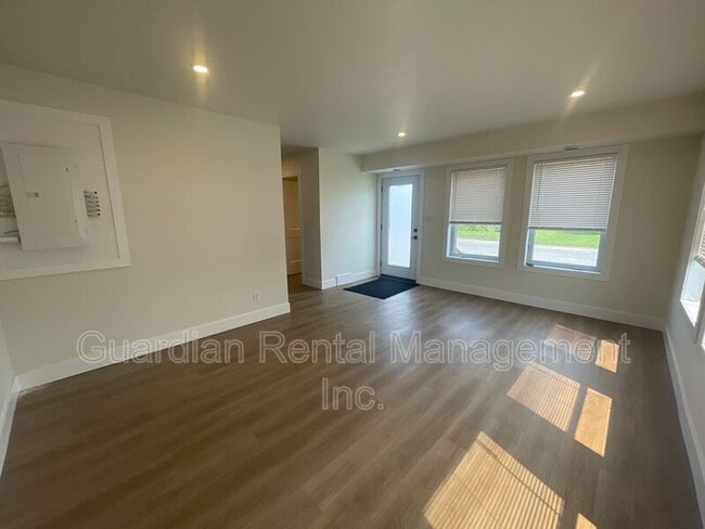 Building Photo - 1101 Frederica St W
