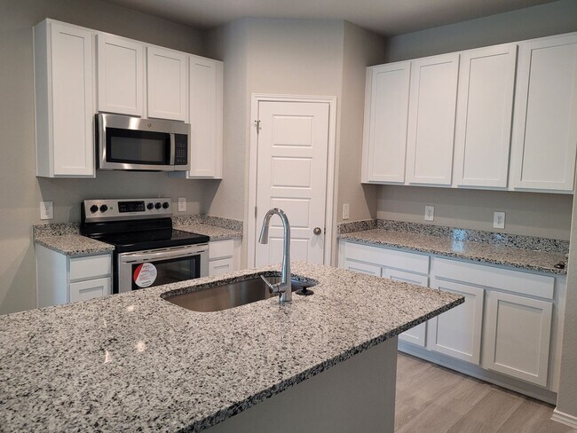 Building Photo - 3BD 2BA with separate Office Space