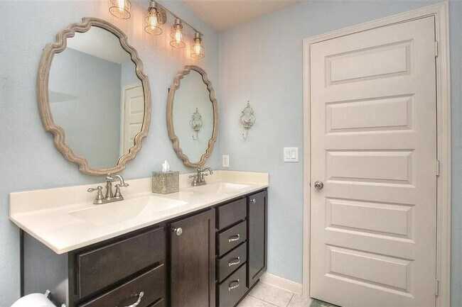 Foto del edificio - 1620 Bryant Dr