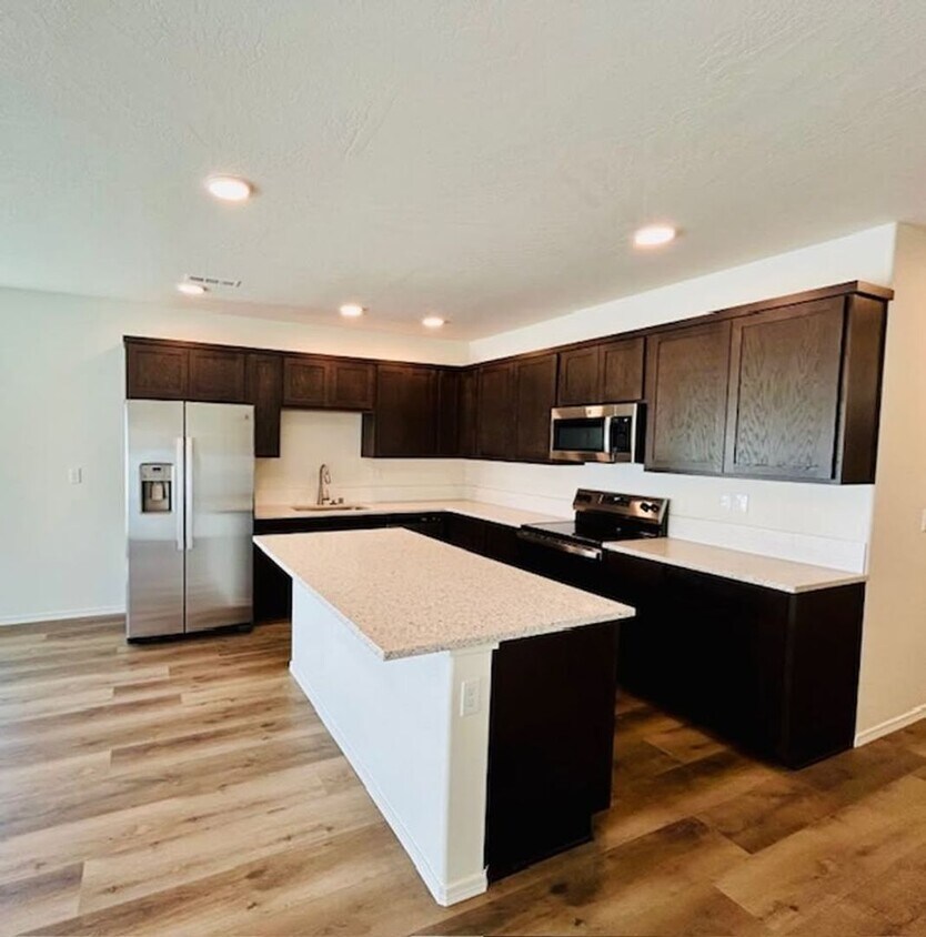 Foto del edificio - 3 bed 2.5 bath Townhome