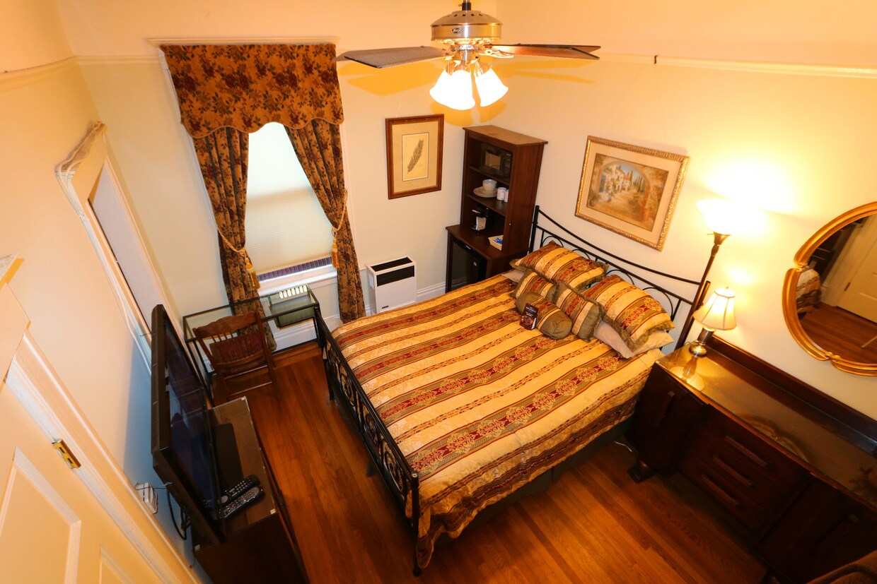 Private Room with Private Bath - 128 Fillmore St