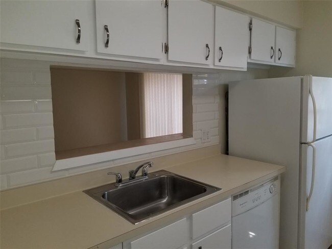 Building Photo - 3303 E Greenridge Dr
