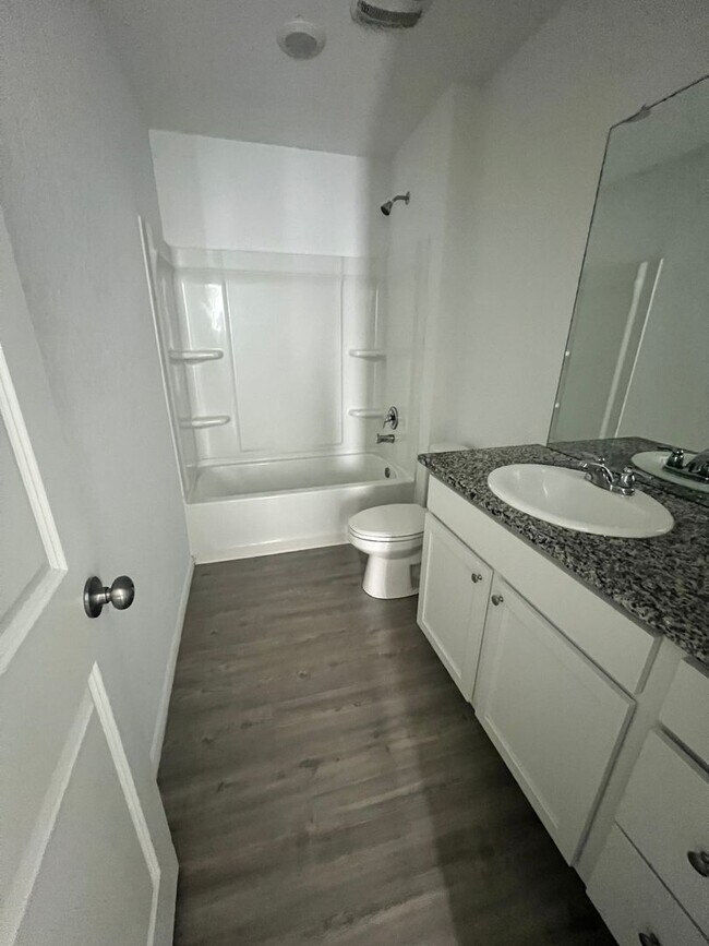 Building Photo - 2822 Millikan Dr