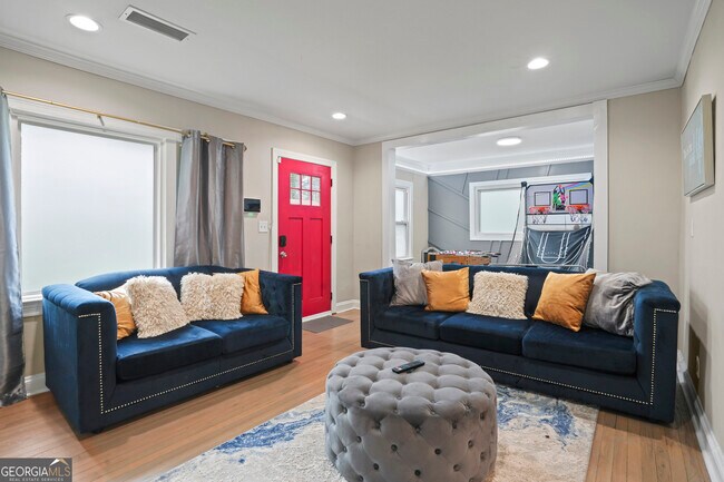 Building Photo - 2132 Penrose Dr
