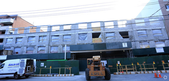 Building Photo - The Pointe