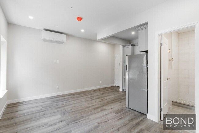 Foto del edificio - 317 W 48th St