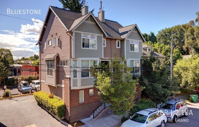 Foto del edificio - Beautiful Townhome In NE - 1/2 Off 1st Mon...