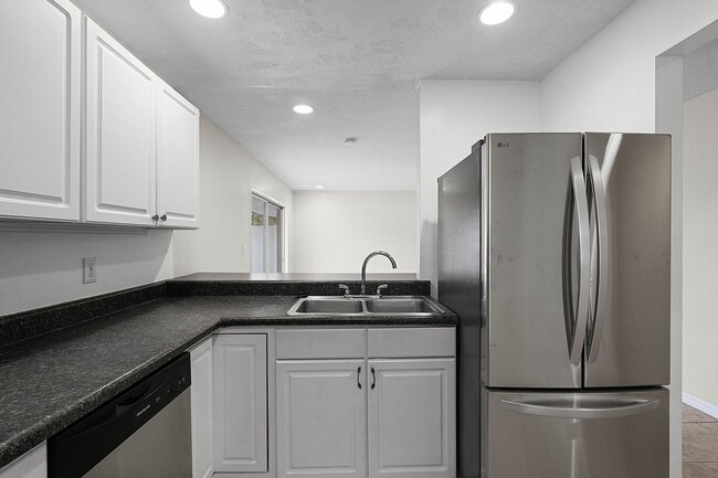 Building Photo - CONDOMINIUM FIRST FLOOR 2 BED 1 BATH, FULL...