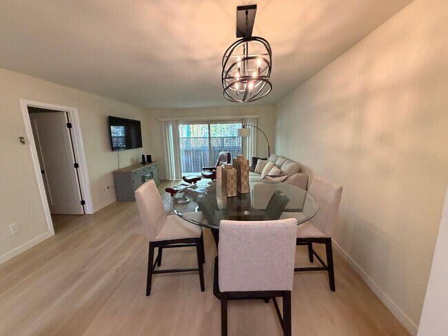 Foto del edificio - Coastal 2BR Condo Just Blocks from the Beach in Coronado