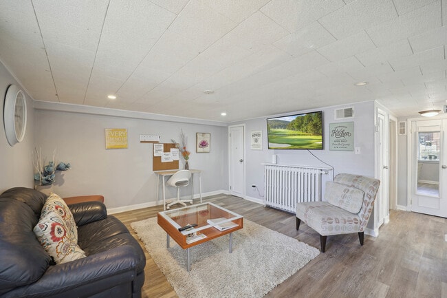 Building Photo - 2117 S Nelson St