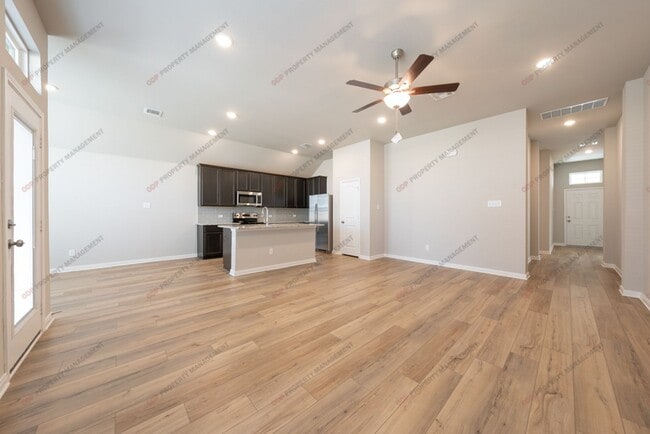 Building Photo - 720 Fallbrook Dr