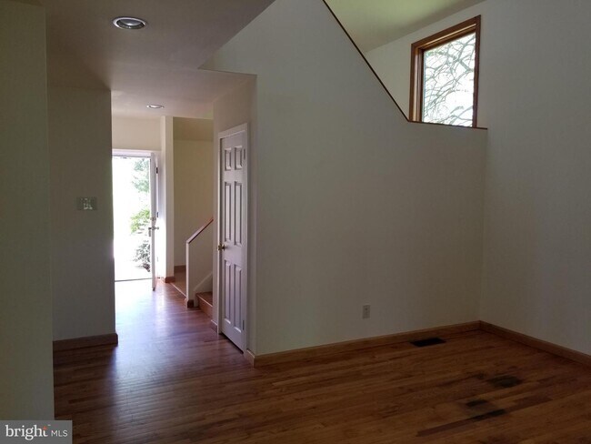 Building Photo - 545 E St Andrews Dr