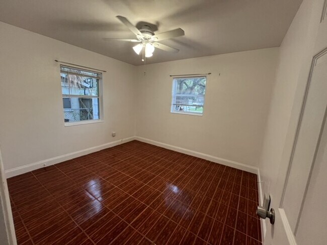 Building Photo - 2/1 Carport South Tampa