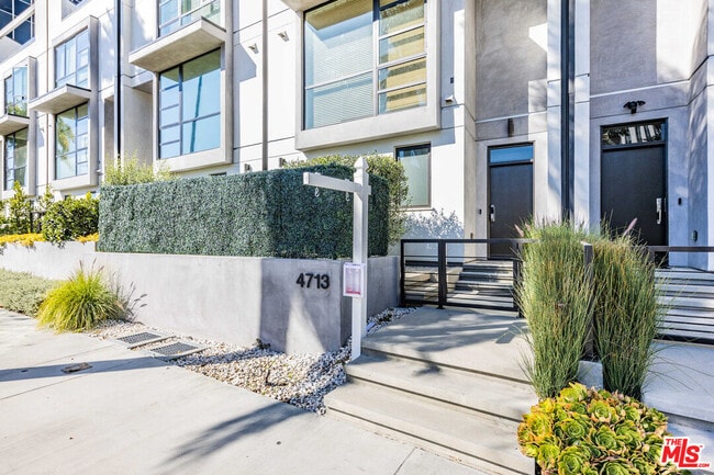 Building Photo - 4713 Wilshire Blvd