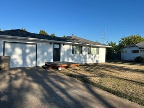 Building Photo - 3505 Circle Dr SE