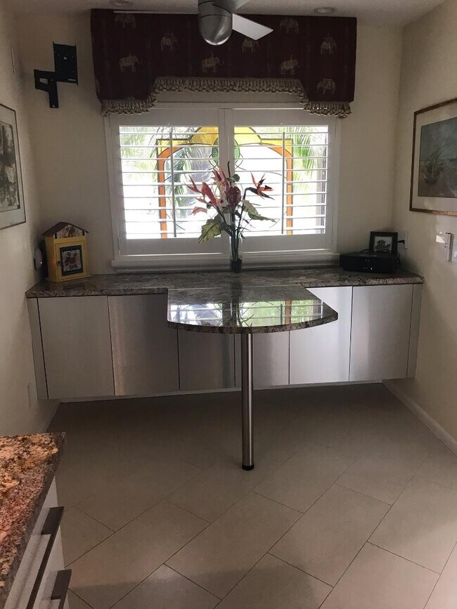 Foto del edificio - 6778 Versailles Ct