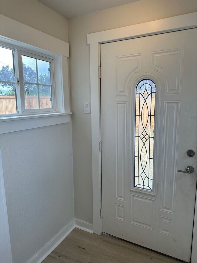 Foto del edificio - Beautiful 2 bedroom house with large yard ...